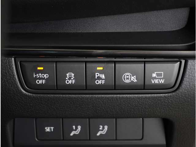 【360°ビュー・モニタースイッチ】低速走行時や駐停車時に車両周辺の状況をセンターディスプレイに表示することで、ドライバーの安全確認を補助してくれます。