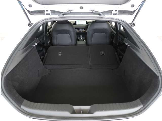 【多彩なシートアレンジ】リアシートを倒すとさらに広々です。お近くの広島マツダまでお越しください。