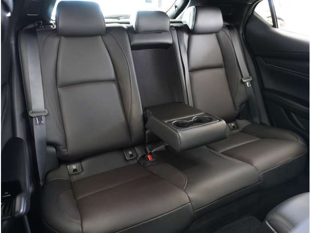 【後部座席】膝まわりや足元にゆとりのスペースを確保した後席。週末の遠出の際にも、ゆったりとした姿勢で快適に過ごせます。