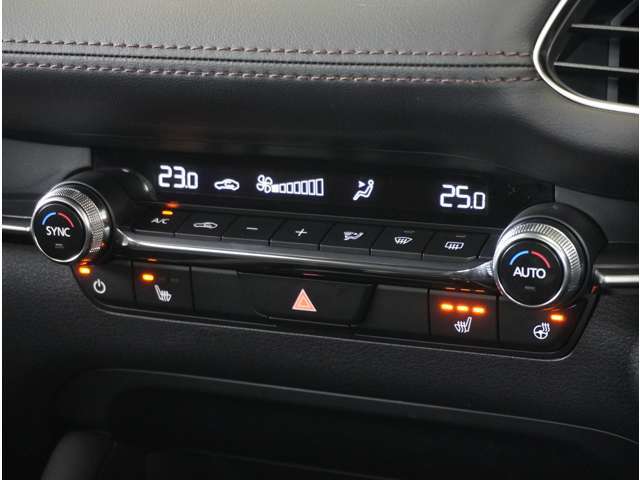 【デュアルタイプフルオートエアコン】前席左右別々の温度設定ができるので、各々適した室温でお過ごし頂けます。