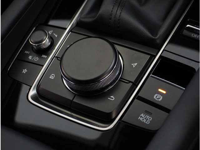 【コマンダースイッチ】各画面へのスイッチ操作と、コマンダー操作ができます。手元を見なくても、各画面に切り替えることができます。