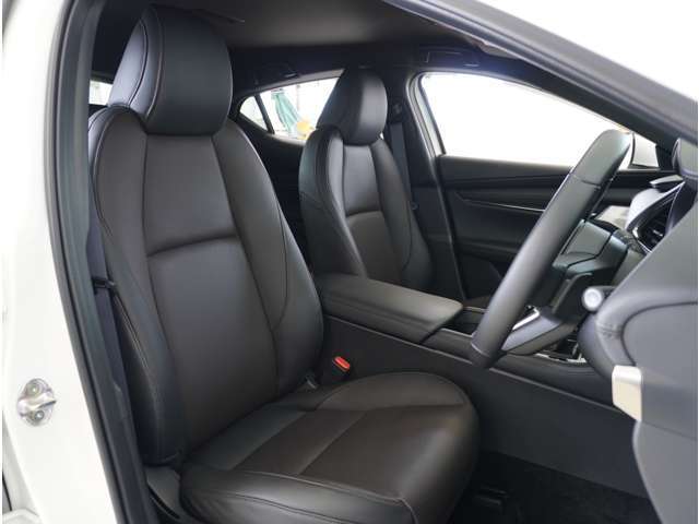 【革シート】上質な革を使用し高級感あふれる革シート。常に体に触れる部分だから、座り心地の良さにはこだわりたいですね。座っていただくと良さがわかります。