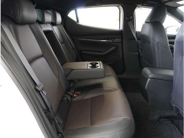 【後部座席】ドアの開閉角度も大きく乗り降りが楽にできて、リアシートも広く乗れます。足元も広いです。