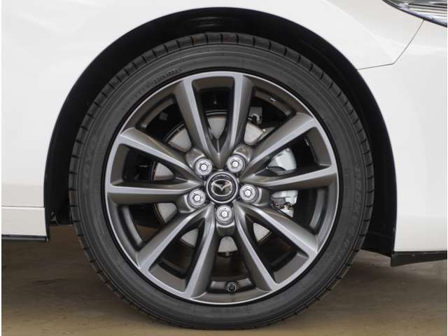 【純正アルミホイール】外観にマッチした純正アルミホイールを装着しております。ノーマルタイヤ、スタッドレスタイヤも広島マツダにお任せください。