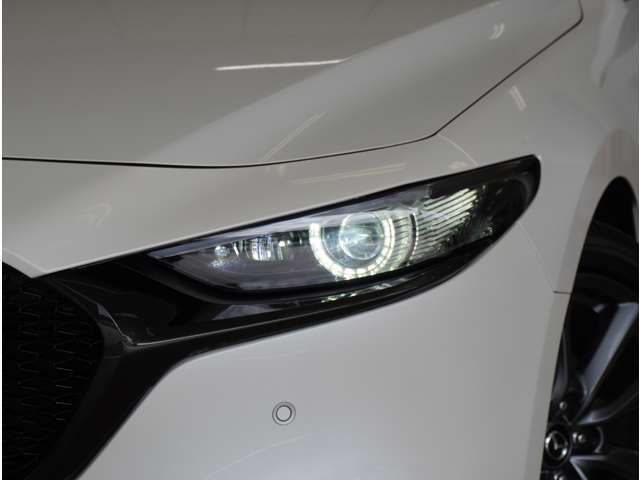 【LEDヘッドライト】省電力で長寿命の明るく運転しやすいLEDヘッドランプです。明るく照らすので暗い夜道からお客様を守ってくれます。お近くの広島マツダまでお越しください。