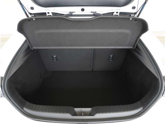 【ラゲッジスペース】荷室はこのように広々しております。お近くの広島マツダまでお越しください。