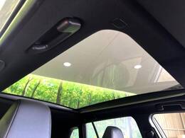 【ガラスルーフ】ガラスルーフ搭載で車内の解放感が一気にアップ！開放的なドライブをお楽しみいただけます。
