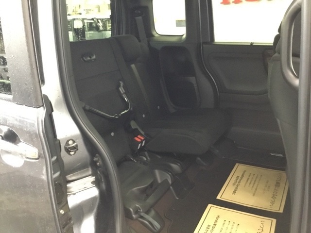 後席の座面をはねあげると、後席のあったスペースがそのまま高さのある荷室空間に！背の高い荷物も横にせずそのまま積み込めます。もちろん左右片方だけのアレンジも可能です。