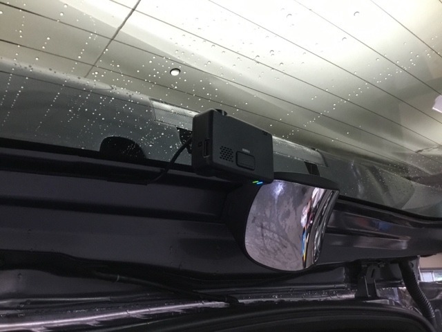 【後方視角支援ミラー】車両の後方付近を視覚的に確認するミラーです。広角ミラーとして設計されており、死角になりやすい後方付近の確認に役立ちます。リアドラレコが、あなたのドライブをサポート。