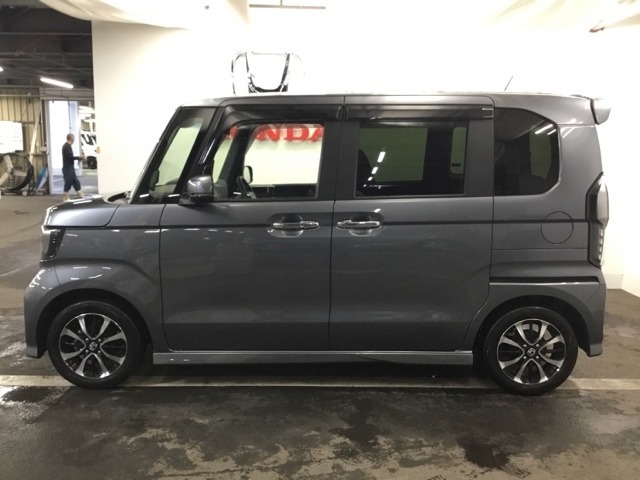 狭い駐車場でも、スライドドアならチャイルドシートへのお子さまの乗降や荷物の積載もスムーズ。