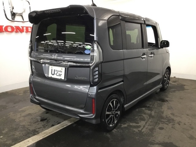 スポーティー＆スタイリッシュな、大型テールゲートスポイラー。