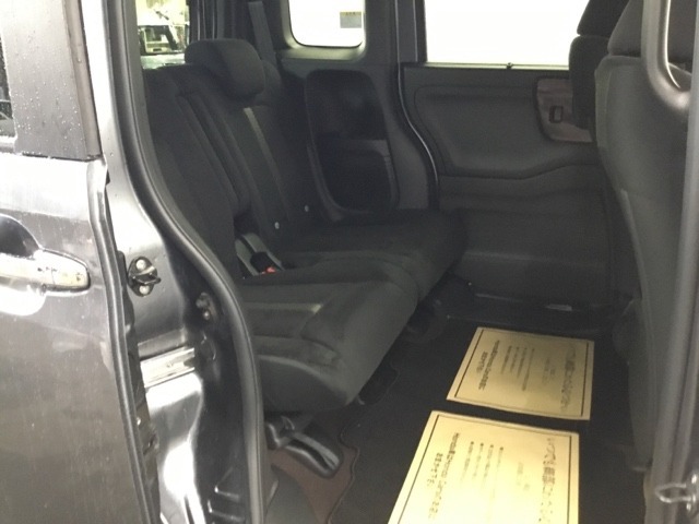 ホンダ車の低床ボディは、チャイルドシートへのお子さまの乗降や荷物の積載もスムーズ。足元もゆったりとしていますので、おくつろぎいただけます。