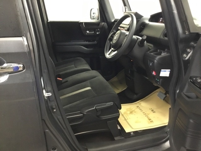 【ベンチシート】運転席と助手席の移動もスムーズ！狭い駐車場での乗り降りや、お子様の乗り降りにも便利です。座席の間にコンソールボックスやドリンクホルダーがないため、車内空間が広く感じます。
