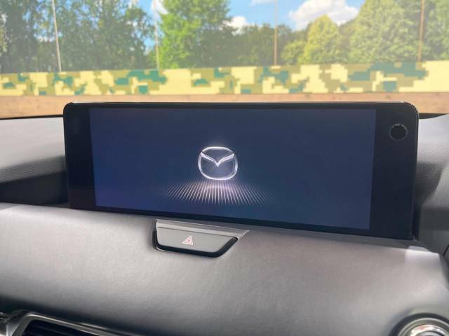 【12.3インチマツダコネクト】車内の雰囲気にマッチした大型ディスプレイ。スマホ接続でのナビ使用やBluetooth再生等、様々な機能が楽しめます。直感的なダイヤル操作が可能で、使い勝手も良好です。