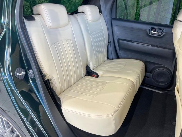 後部座席も気になるようなキズ・汚れやへたり等、大きなダメージはなく、良好な状態です。