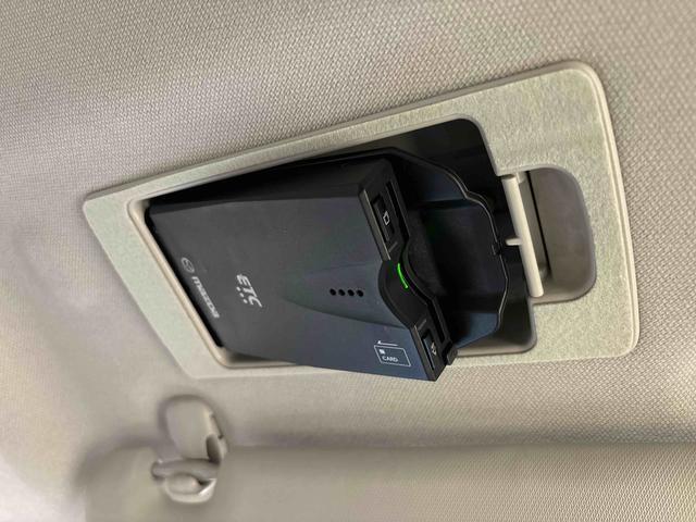 ETCカードを挿入することで高速道路を利用する際の支払いがキャッシュレスになったり、ETCスマートインターチェンジが利用できたり、とても便利なアイテムです！保証は修理保証のみとなります。