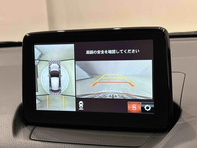 4つのカメラがしっかりサポート。駐車場や狭い路地などでも障害物が確認しやすく、真上からの目線でクルマの周囲が確認できて安心♪