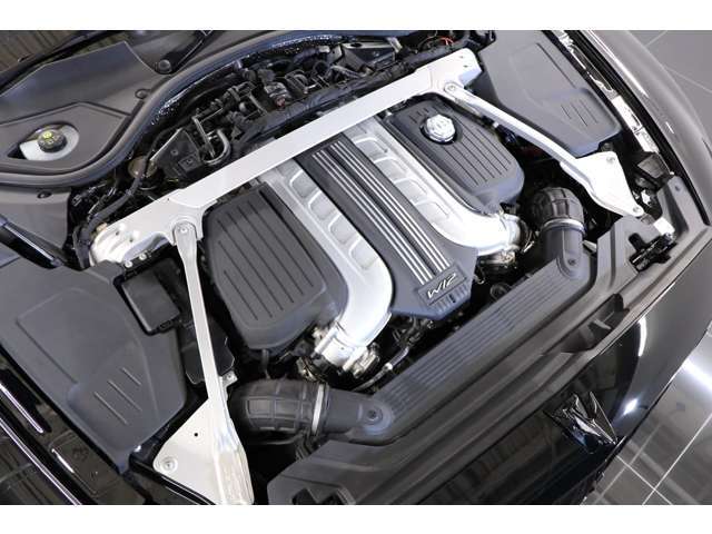 W12 6,000ccエンジンでスムーズかつ力強い走り。ラグジュアリーとパフォーマンスを同時に楽しめる一台となります。