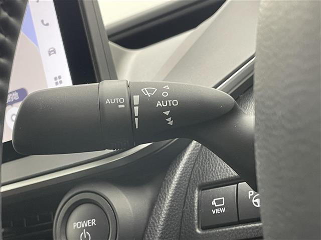 【ワイパーレバー】車のフロントガラスやリアガラスの雨滴や汚れを拭き取るワイパーを操作する機能です。レバーの操作によってワイパーの動作モード（停止、間欠、低速、高速）やウォッシャー液の噴射を制御します。
