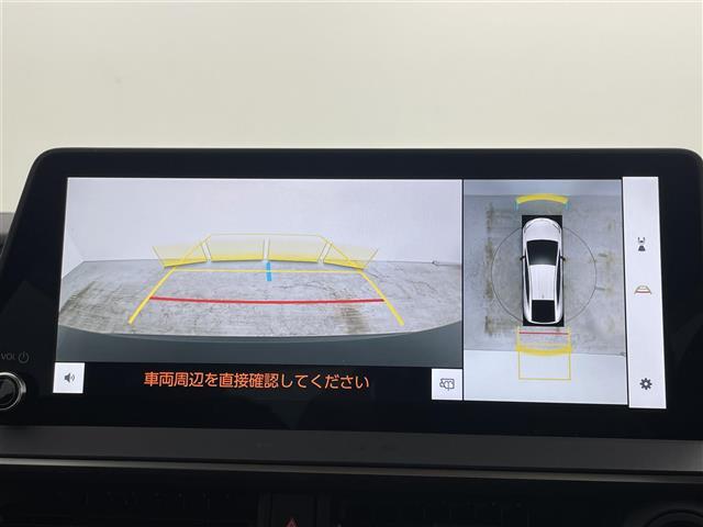 【全方位モニター】まるでクルマを真上から見下ろしたかのような視点で駐車をサポートします！クルマの斜め後ろや真横など、前後左右の4つのカメラの映像が合成されて、モニターに映し出されます。
