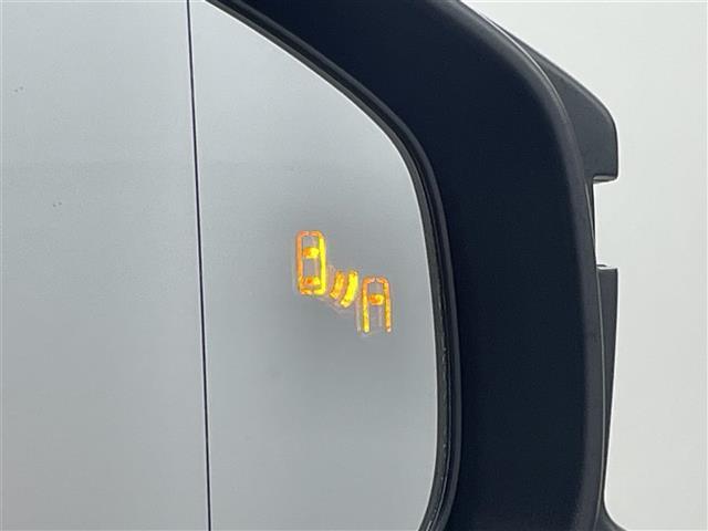 【BSM（ブラインドスポットモニター）】隣車線上の側方および後方から接近する車両を検知すると、検知した側のドアミラーが点灯。その状態でウインカーを出すと、インジケーターの点滅と警報音で警告します。