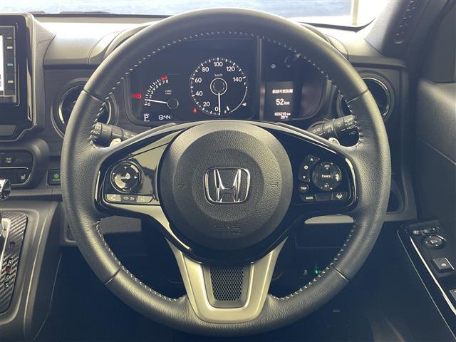 【ステアリング】軽い力で扱いやすいハンドルです。目立つ傷やスレなどなく綺麗な状態です！除菌プランいれていただくとさらに快適に！清潔なお車はお子様にも安心ですね！