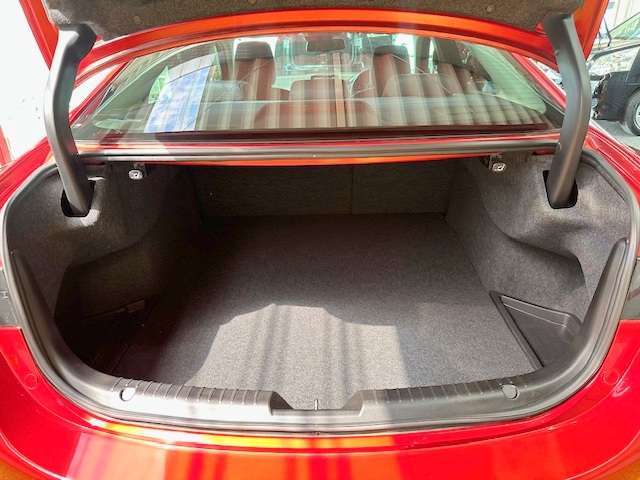 意外に広いトランクルーム！奥行きもあってゴルフバックも積めますし、大きな荷物も収納できます！