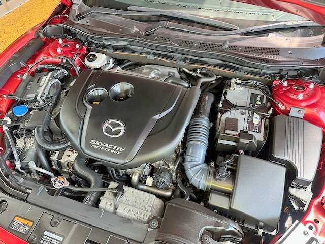 エンジンルームの状態もキレイで機関も良好です！当社では仕入時に90ヵ所以上の点検項目の確認や試乗も実施してます！問題のない車両を店頭にて販売しております！