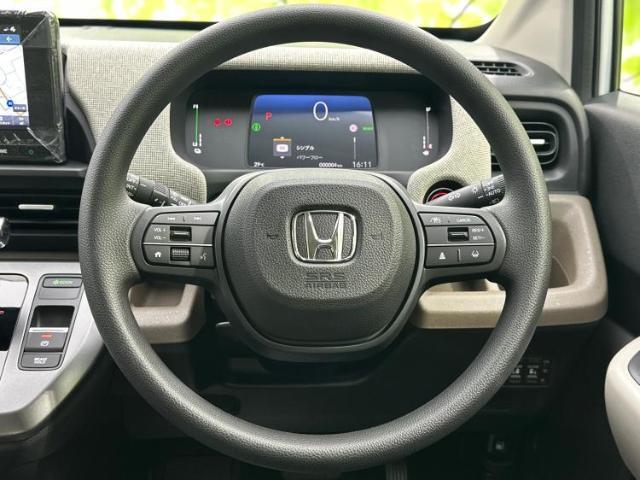 WECARSの展示場では実際に見て、触ってお車をお選びいただけます！知識の豊富な営業スタッフが様々なカーライフをご提案いたします！