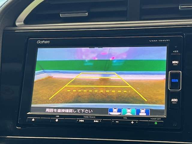 バックカメラがついて後方確認が簡単にできます！苦手としている車庫入れ等も安心して出来ますね！凄く需要の高い装備ですので、最初から付いていれば言う事なしですよね！？