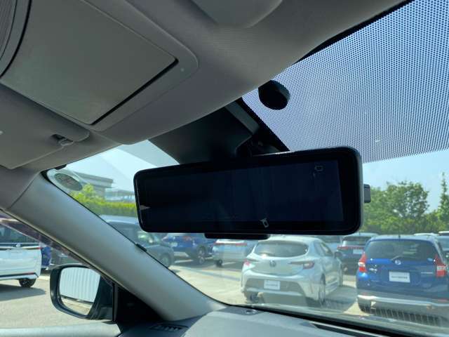 スマートルームミラーは車両後方の状況を映像で映し出します！後席に人が乗っていたり、荷物を積んでいる時にも安心です！