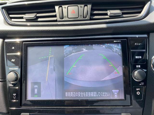 切り替えボタンで、死角になりやすい助手席側を映してくれます。道路端への幅寄せや側溝の確認などに使え、縦列駐車時には間隔が掴みづらい前方のフロントまわりを確認しながら駐車できるので便利です！