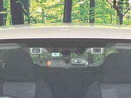 【アイサイトVer3】前方の車両等を検知し、衝突しそうな時は警報で注意を促し、ブレーキを踏む力をサポート。ブレーキを踏めなかった場合は衝突被害軽減ブレーキが作動、衝突回避をサポートします。