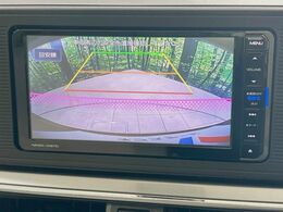 【バックカメラ】駐車時に後方がリアルタイム映像で確認できます。大型商業施設や立体駐車場での駐車時や、夜間のバック時に大活躍！運転スキルに関わらず、今や必須となった装備のひとつです！