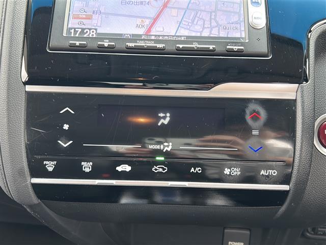【左右独立温度コントロール式フルオートエアコン（DUAL/SYNC）】運転席側と助手席側でそれぞれ自由に温度設定ができ、快適な風量やモードなどを自動調整します！