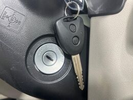 【キーレス】少し離れた場所からでもボタン一つでドアの開錠・施錠ができるのでとっても便利！ドアの鍵穴周りに傷をつけることもありません♪