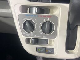 寒い冬も暑い夏も全席に快適な空調を届けてくれる、ダイヤル式エアコンを装備♪
