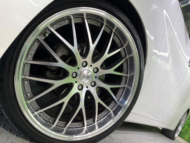 【21インチアルミホイール】外観にマッチしたアルミホイールを装着しております。各種アルミホイールや、スタッドレスタイヤも取扱いしております。是非ご相談ください♪