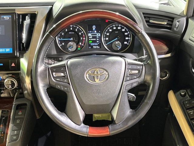 【ウッドコンビステアリング】高級感ある木目調パーツを採用した手に良く馴染むコンビハンドル。運転席廻りの雰囲気も一気に豪華になります！