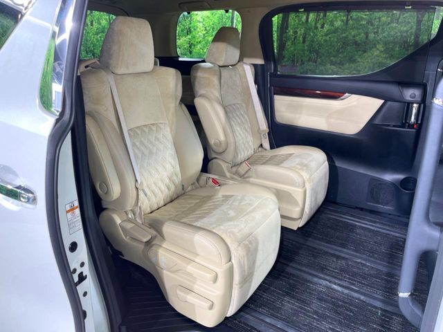 広々とした2列目シートは居住性が高く、居心地も快適！友達や家族とのお出かけにぴったりです。ベビーシートやチャイルドシート使用時も快適にお過ごしいただける十分な空間を確保しています。