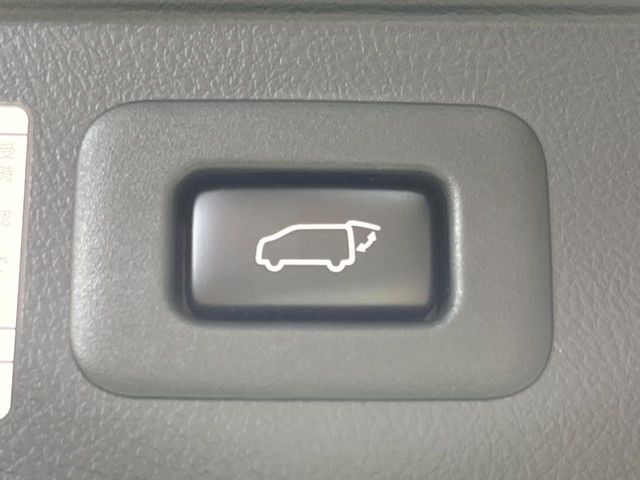 【パワーバックドア】スマートキーや運転席のボタンを押すだけでリアゲートが自動で開閉します！荷物を持っている時や、高い位置にあるバックドアを閉める際に便利な機能です♪