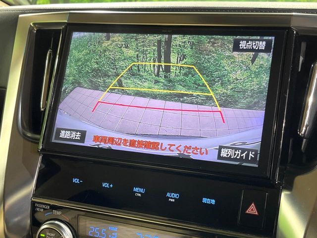 【バックカメラ】駐車時に後方がリアルタイム映像で確認できます。大型商業施設や立体駐車場での駐車時や、夜間のバック時に大活躍！運転スキルに関わらず、今や必須となった装備のひとつです！