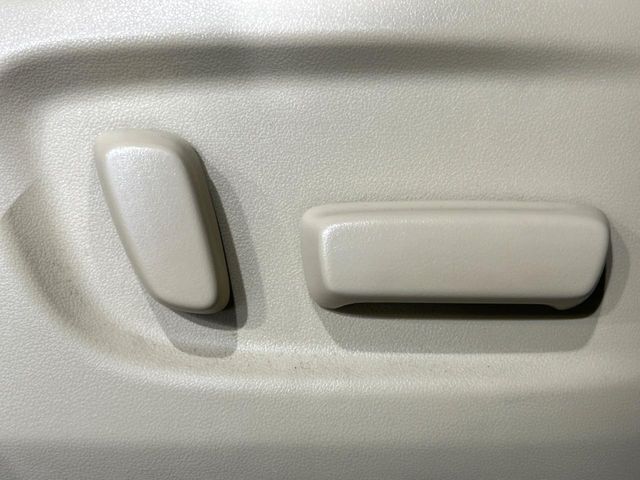 【パワーシート】スイッチ一つで簡単にシートの微調整が可能！電動だから力もいりません！快適なシートポジションにセットして、快適なドライブをお楽しみください。