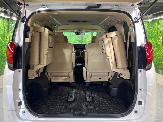 積み下ろしのしやすいデッキにはたっぷりと荷物を積み込んでいただけます。遊びから仕事まで、様々なシーンで頼れます♪