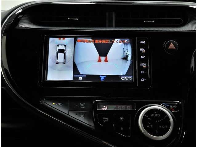 パノラミックビューモニター装備！車両に取り付けたフロント、サイド、バックカメラの映像を合成して画面上に表示させることで、低速時の運転を補助する装置です。車両本体の取扱書もお読みください。