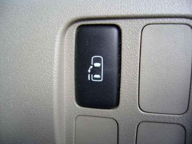 このボタンを押せば左側のパワースライドドアの開閉ができます