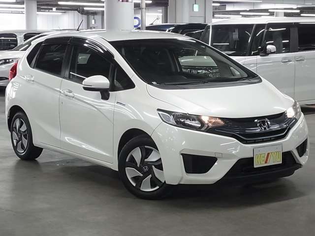雨が降ってもゆったりと車選びができる全天候型立体展示場！エスカレーター完備！