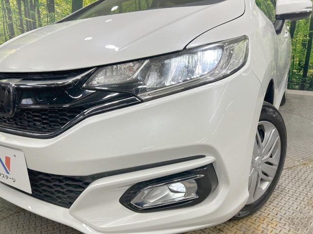 【LEDヘッドライト】悪天候や夜間走行時も良好な視界を確保し安心して運転できる高輝度LEDヘッドライトを装備！点灯速度が早く、消費電力も抑えられています。