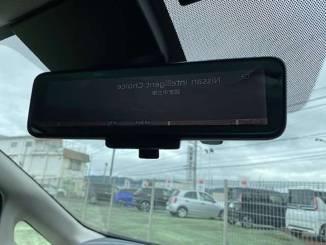 後方視界は、スマートルームミラーに、お任せください。