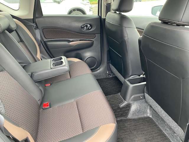 大人が乗ってもゆったりくつろげる広い室内空間